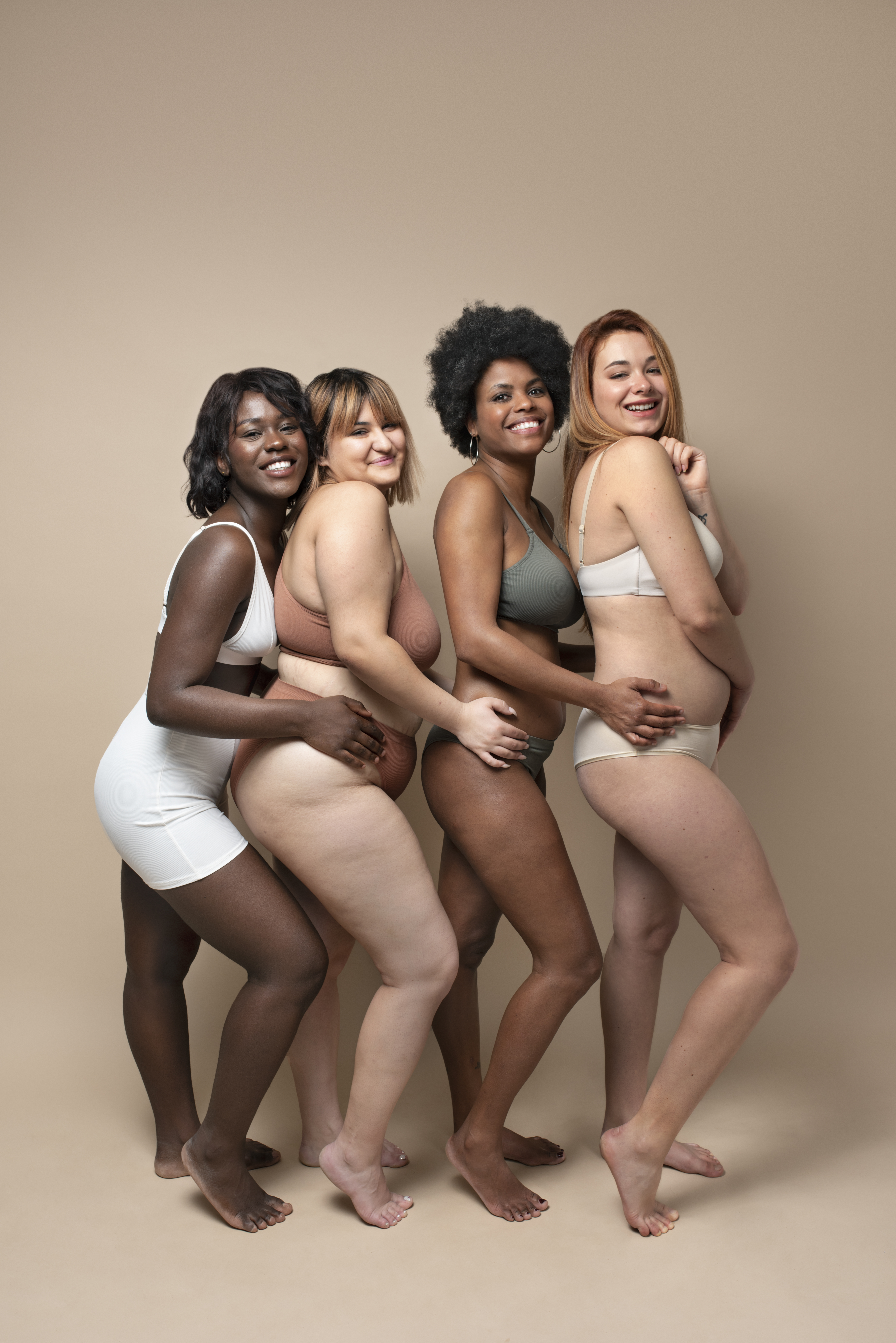 full-shot-smiley-women-posing